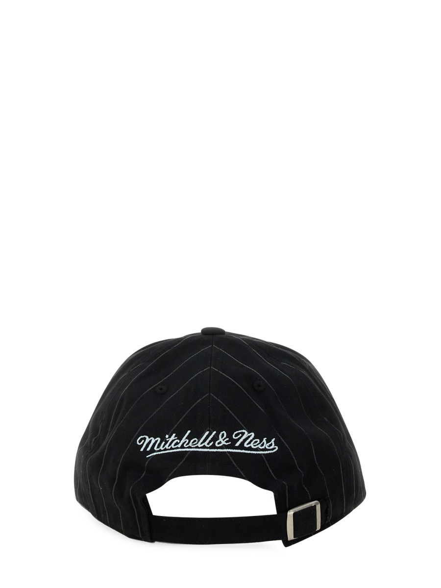 3.PARADIS CAPPELLO MITCHELL & NESS AND THE NBA IN COTONE CON RICAMO DOVE In Vendita